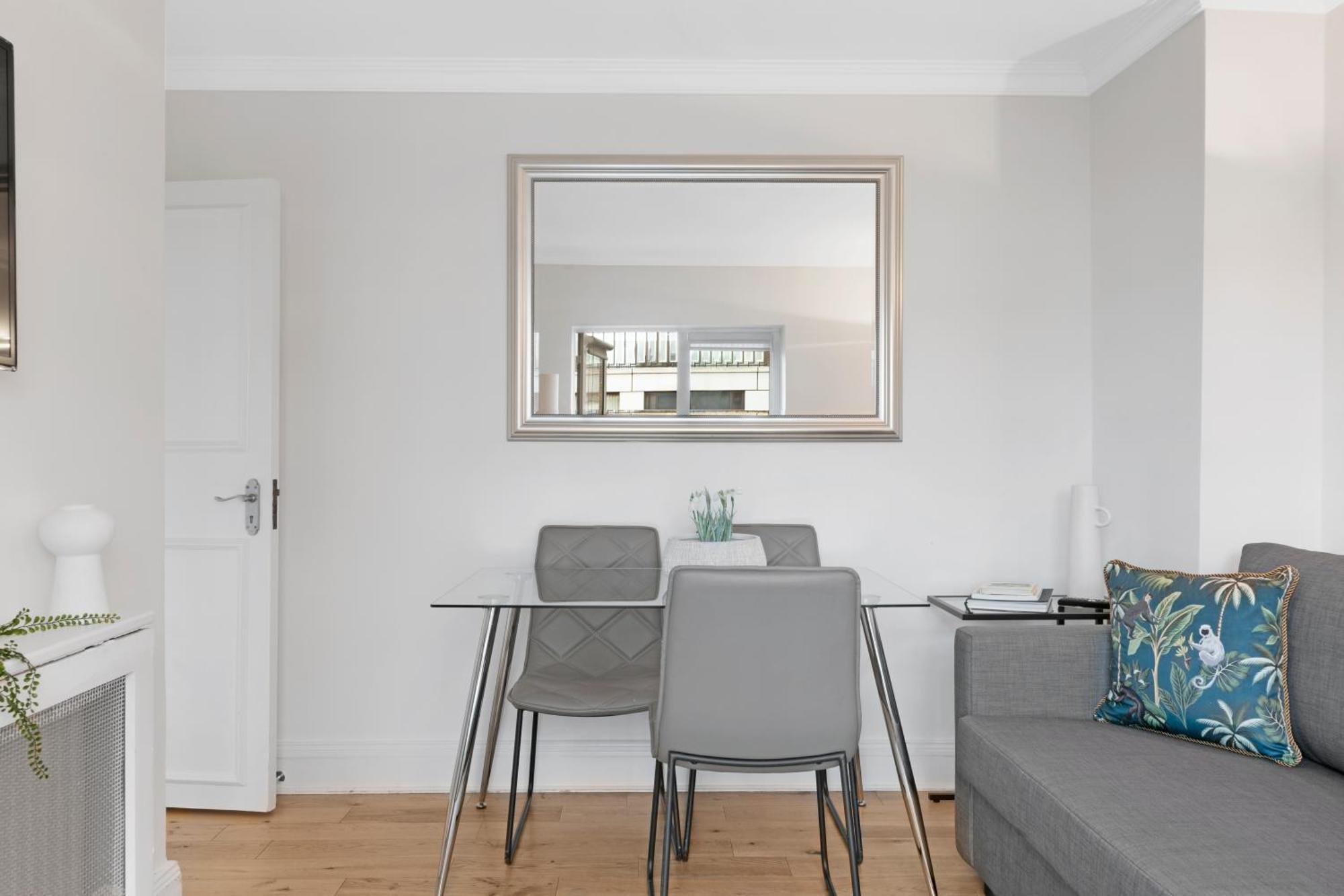 1 Bed-mayfair-private Balcony * London